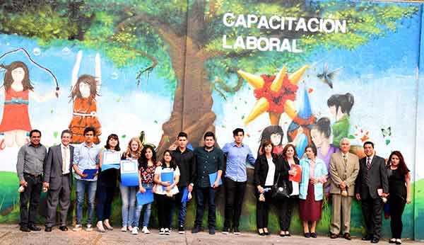 Alumnos de la FES Cuautitlán restauraron 17 muros perimetrales de la FADEM, sobre los cuales pintaron imágenes representativas que buscan emprender una reflexión encaminada a fomentar y promover la cultura de la donación. 