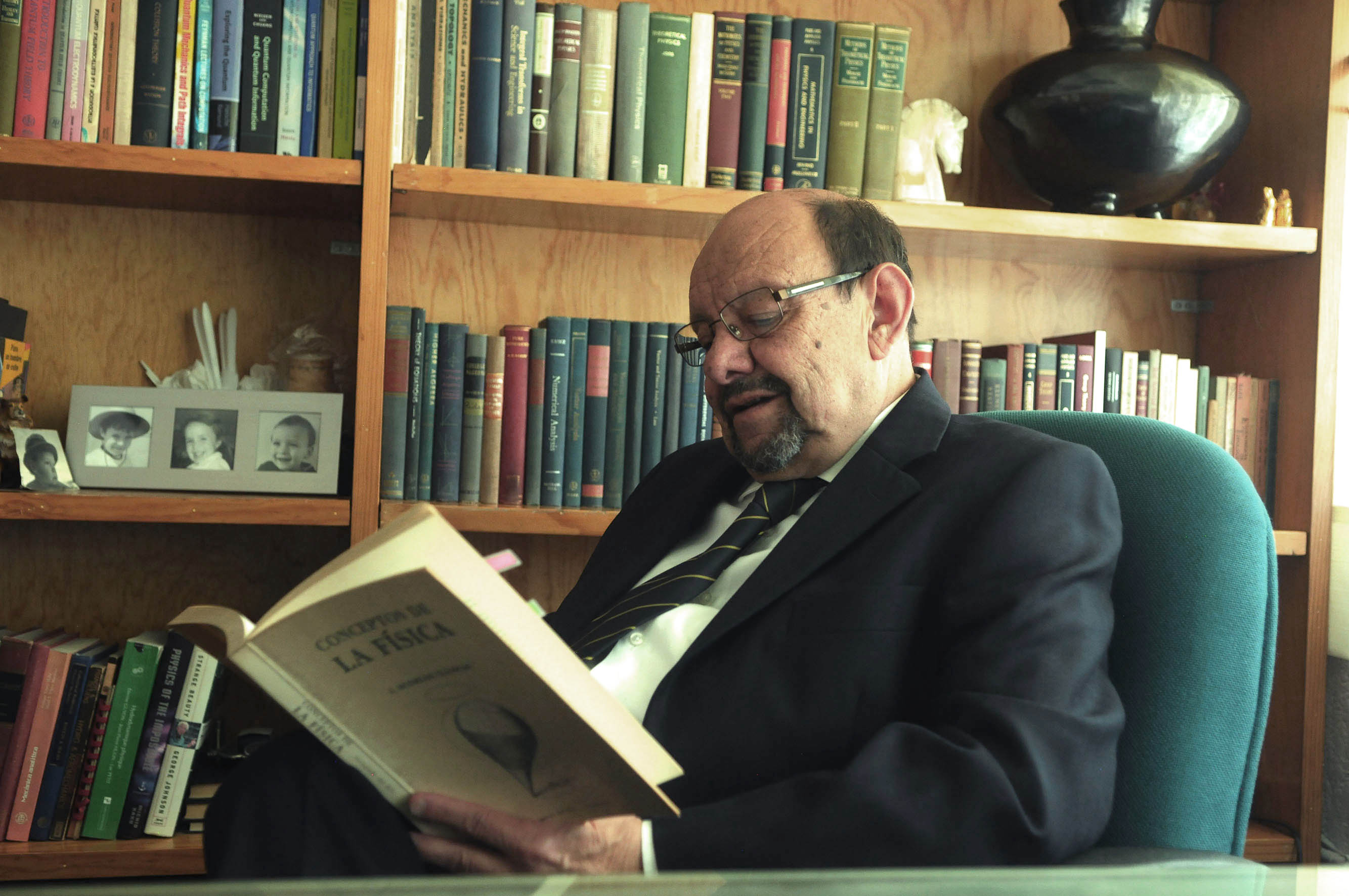 Obtiene Jorge Flores Valdés la Medalla “International Union of Pure and  Applied Physics”