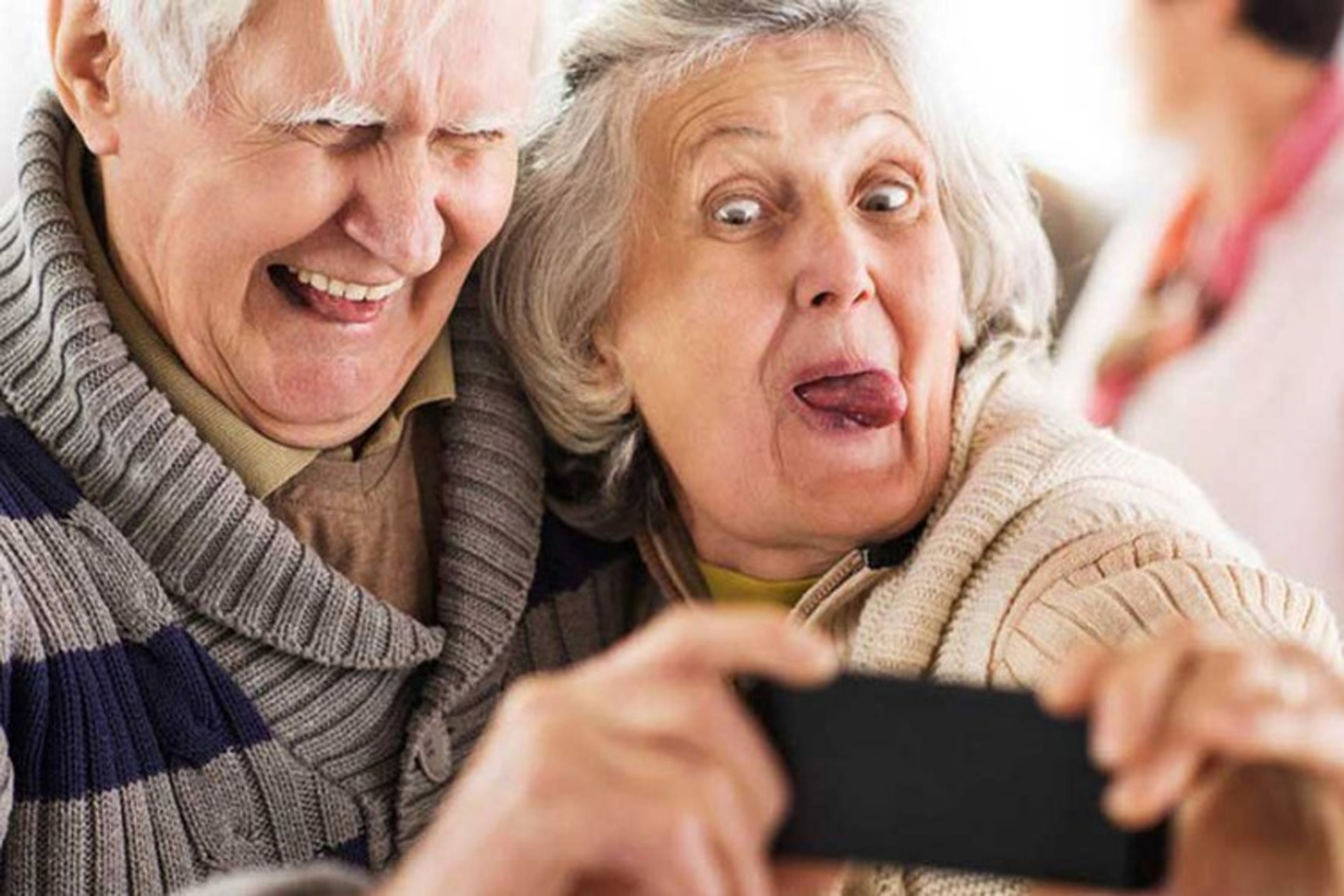 La relación entre los smartphones y los adultos mayores en México no es tan  mala como parece