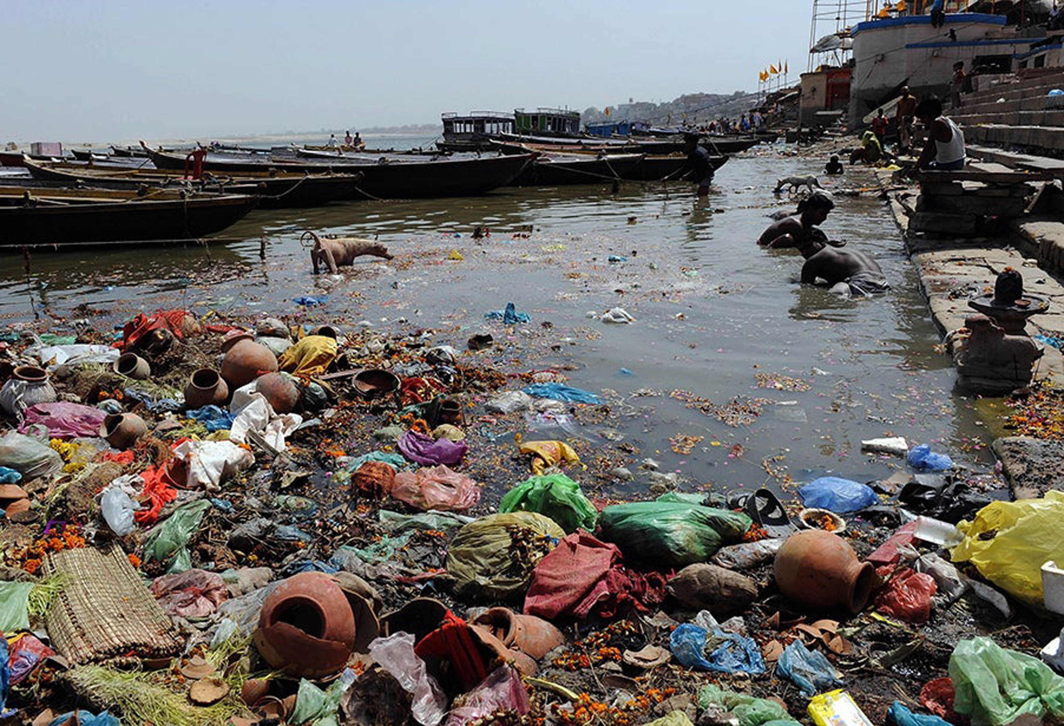 Основные экологические проблемы индии. Река ганг в Индии загрязнения. Ганг самая грязная река в мире. Река Цитарум Индонезия.